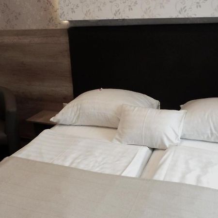 Caesar Panzio Hotel Papa Ngoại thất bức ảnh