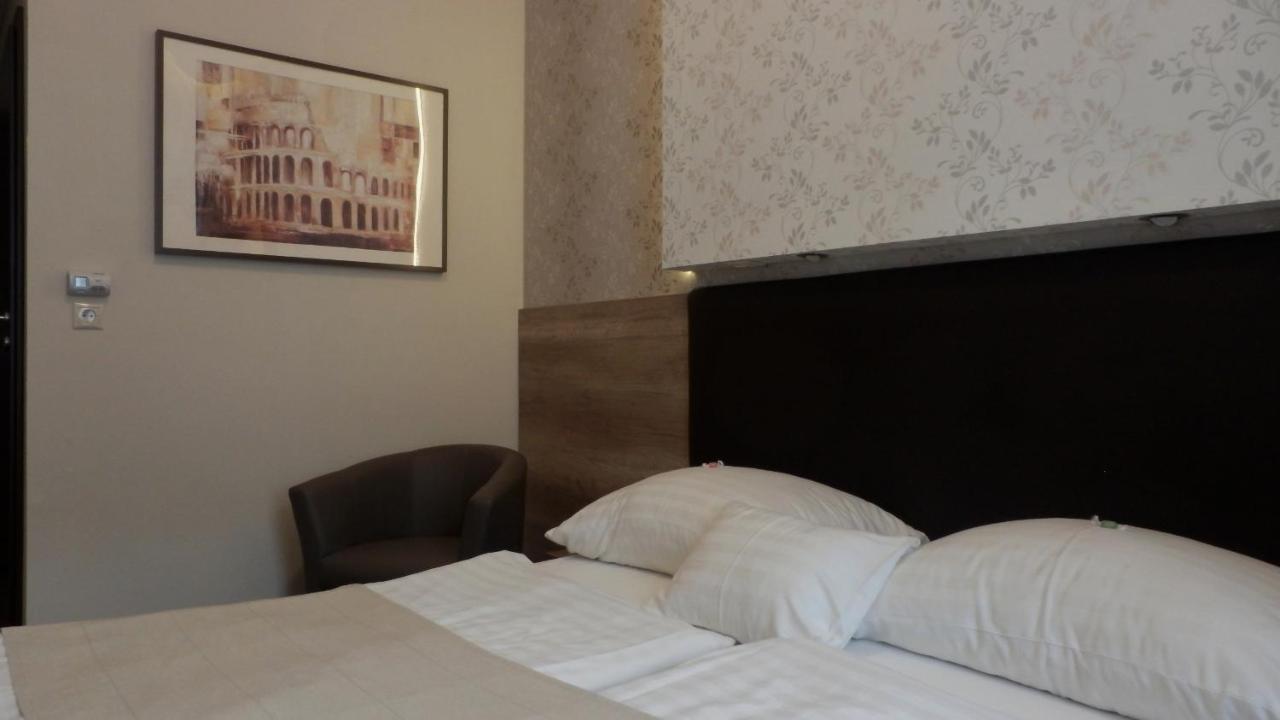 Caesar Panzio Hotel Papa Ngoại thất bức ảnh
