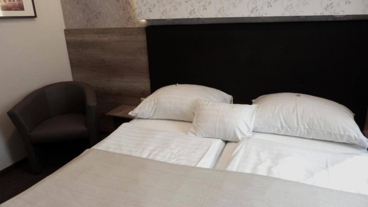 Caesar Panzio Hotel Papa Ngoại thất bức ảnh