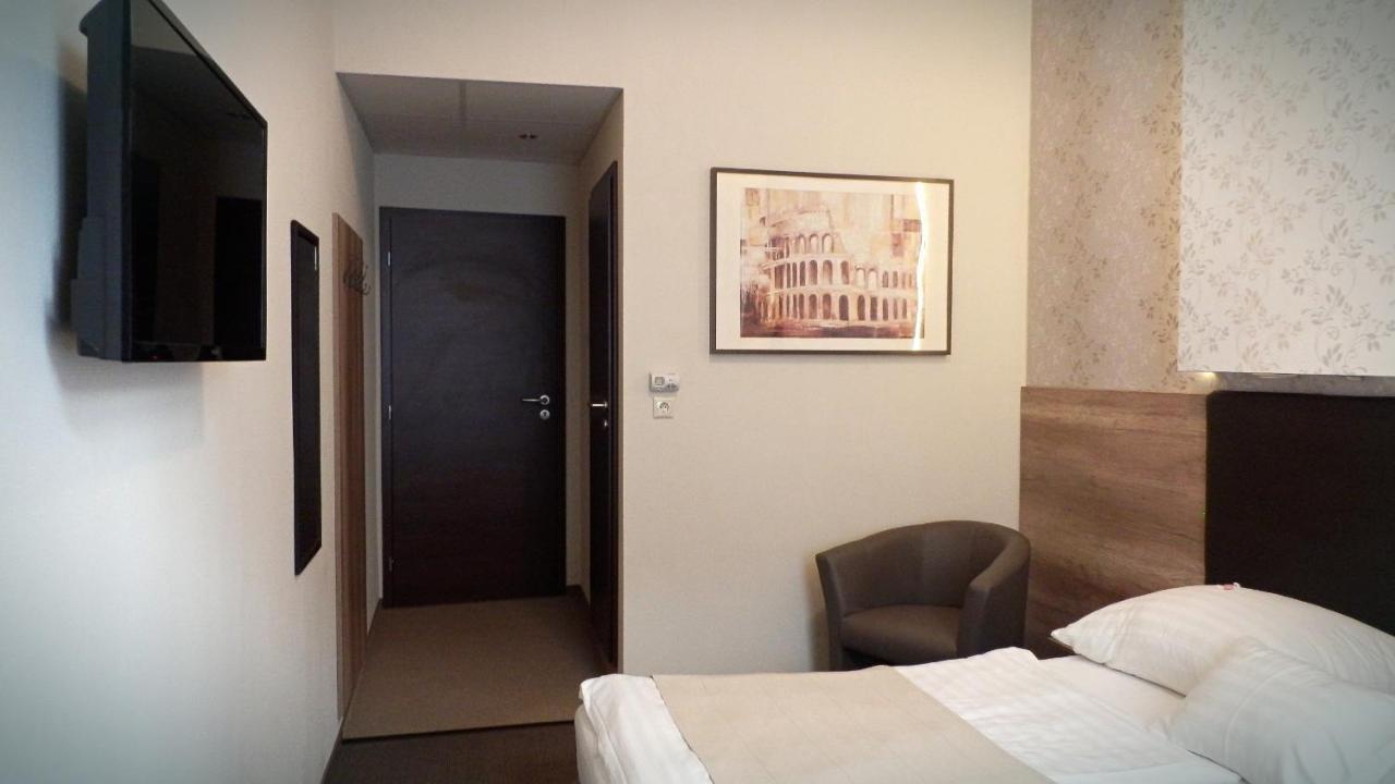 Caesar Panzio Hotel Papa Ngoại thất bức ảnh